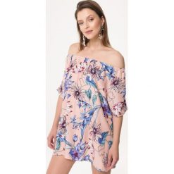 Różowa Bluzka Very Rich. Czerwone bluzki damskie Born2be, l, bez wzorów, bez kołnierzyka, bez ramiączek. Za 49.99 zł.