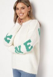 Jasnobeżowy Sweter Ozdobiony Naszywkami z Wełną Zivila. Brązowe swetry nierozpinane damskie Born2be, z aplikacjami, z jeansu, eleganckie, bez kołnierzyka, bez ramiączek. Za 159.99 zł.