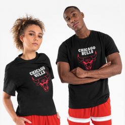 Koszulka do gry w koszykówkę unisex Tarmak NBA Chicago Bulls TS 900. Czarne bluzki damskie TARMAK, xl, bez wzorów, z bawełny, sportowe, bez kołnierzyka, bez ramiączek. Za 79.99 zł.