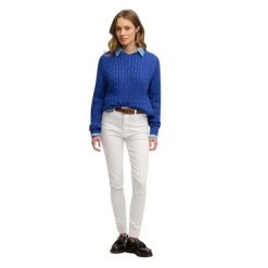 Damski sweter z warkoczowym splotem Superdry. Niebieskie swetry nierozpinane damskie Superdry, na zimę, bez wzorów, ze splotem, bez kołnierzyka, bez ramiączek. Za 284.00 zł.