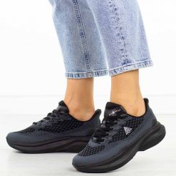 Czarne przewiewne buty damskie McArthur Mc21w. Czarne obuwie sportowe damskie McArthur, na lato, bez wzorów, z dresówki, bez zapięcia, do biegania. Za 199.00 zł.