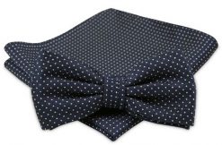 Modna Mucha Męska - Alties - Granat, Groszki. Niebieskie krawaty i muchy Alties, bez wzorów, eleganckie. Za 54.00 zł.