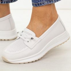 Białe ażurowe skórzane półbuty damskie Filippo Dp7651/26. Białe półbuty damskie Filippo, na jesień, w ażurowe wzory, z jeansu, casualowe, z okrągłym noskiem, bez obcasa, na płaskiej podeszwie, bez zapięcia. Za 219.00 zł.