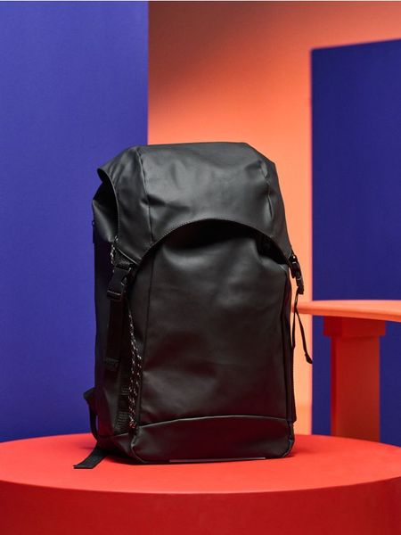 Plecak z regulowanymi szelkami - czarny. Czarne plecaki męskie Sinsay, bez wzorów, sportowe. Za 59.99 zł.