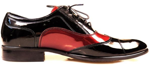 Czarno-bordowe buty wizytowe T99 - Austerity, caponki. Czarne buty wizytowe męskie Modini Moda Męska, bez wzorów, z materiału, bez obcasa, bez zapięcia. W wyprzedaży za 333.00 zł.