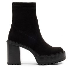 Botki Nine West. Czarne botki damskie Nine West, bez wzorów, bez obcasa, na słupku, bez zapięcia. Za 149.99 zł.