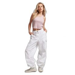 Damskie spodnie spadochronowe typu baggy Superdry. Białe spodnie dresowe damskie Superdry, bez wzorów, sportowe, długie. Za 428.40 zł.