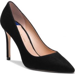 Szpilki STUART WEITZMAN - Leigh 95 YL53462 Black Suede. Czarne szpilki damskie Stuart Weitzman, bez wzorów, ze skóry, ze szpiczastym noskiem, bez obcasa, na obcasie, bez zapięcia. Za 1,709.00 zł.