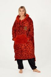 Sofa Poncho dla dorosłych - przytulna i ciepła - Leopard. Czerwone szlafroki damskie AFTER ESSENTIALS, s, bez wzorów, z materiału, bez ramiączek, z kapturem. Za 186.00 zł.