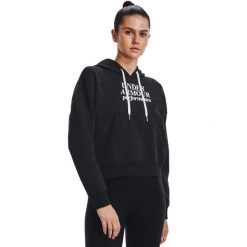Damska bluza z kapturem Under Armour Essential Script w kolorze czarnym. Czarne bluzy damskie Under Armour, na zimę, bez wzorów, z bawełny, bez ramiączek, z kapturem. Za 392.99 zł.
