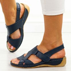 Granatowe skórzane Polskie sandały damskie Gregors 1143. Niebieskie sandały damskie GREGORS, bez wzorów, z jeansu, bez obcasa, na koturnie, bez zapięcia. Za 339.00 zł.