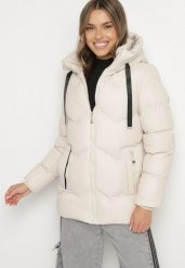 Ciemnobeżowa Pikowana Kurtka z Kapturem Ozdobiona Sznurkami Olittia. Brązowe kurtki sportowe damskie Born2be, l, bez wzorów, z jeansu, bez ramiączek, z kapturem, narciarskie. Za 89.99 zł.