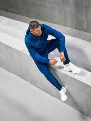 4F Spodnie dresowe joggery męskie 4F x Robert Lewandowski - granatowe XL. Niebieskie spodnie materiałowe męskie 4F, bez wzorów, z bawełny. Za 189.99 zł.