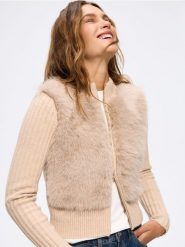 Sweter ze sztucznym futerkiem - beżowy. Brązowe swetry nierozpinane damskie Reserved, l, bez wzorów, z dzianiny, bez kołnierzyka, bez ramiączek. Za 179.99 zł.