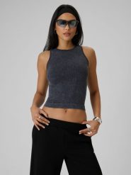 4F Top slim z prążkowanej dzianiny damski - czarny M/L. Czarne topy damskie 4F, l, bez wzorów, z dzianiny, vintage, bez kołnierzyka, bez ramiączek. Za 79.99 zł.