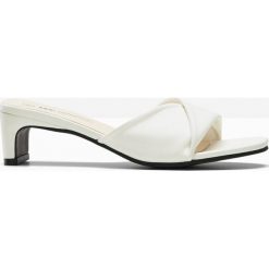 Klapki. Czarne klapki damskie bonprix, bez wzorów, bez obcasa, na obcasie, bez zapięcia. Za 112.99 zł.