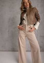 Beżowe Jeansy High Waist Wide Leg z Bawełny z Naszytymi Kieszonkami Yrelelin. Brązowe jeansy damskie Renee, bez wzorów, z bawełny, casualowe, z podwyższonym stanem, krótkie. Za 129.99 zł.