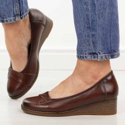 Brązowe skórzane czółenka damskie na koturnie Vinceza 18136. Brązowe czółenka damskie VINCEZA, na jesień, bez wzorów, z jeansu, biznesowe, z okrągłym noskiem, bez obcasa, na koturnie, bez zapięcia. Za 219.00 zł.