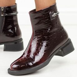 Bordowe skórzane botki damskie T.Sokolski 508. Czerwone botki damskie Sokolski, na jesień, bez wzorów, z dzianiny, eleganckie, z okrągłym noskiem, bez obcasa, na obcasie, bez zapięcia. Za 329.00 zł.