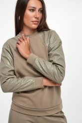 Bluza damska logowana ARMANI EXCHANGE. Bluzy damskie Armani Exchange, m, bez wzorów, bez ramiączek, bez kaptura. W wyprzedaży za 335.40 zł.