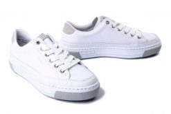 RIEKER L8847-40 white, półbuty damskie. Białe półbuty damskie Rieker, bez wzorów, bez obcasa, bez zapięcia. Za 359.90 zł.