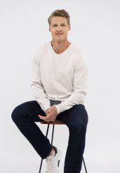Sweter z dekoltem w serek S-STIG. Białe swetry męskie Volcano, m, bez wzorów, z bawełny, klasyczne, bez kołnierzyka, bez ramiączek. Za 139.99 zł.