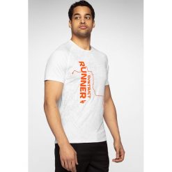 Koszulka do biegania męska TSMF214 - biały allover. Białe t-shirty męskie 4F, m, bez wzorów, z dzianiny, bez kołnierzyka, bez ramiączek. W wyprzedaży za 49.99 zł.