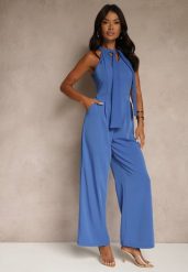 Niebieski Kombinezon Wide Leg z Ozdobnym Wiązaniem przy Szyi Silelia. Niebieskie sukienki damskie Renee, na co dzień, l, bez wzorów, eleganckie, bez kołnierzyka, bez ramiączek, kopertowe. Za 99.99 zł.
