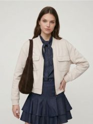 Rozpinana bluza z domieszką wiskozy i kieszeniami soft touch - kremowy. Białe bluzy damskie Sinsay, l, bez wzorów, z wiskozy, sportowe, bez ramiączek, bez kaptura. Za 59.99 zł.