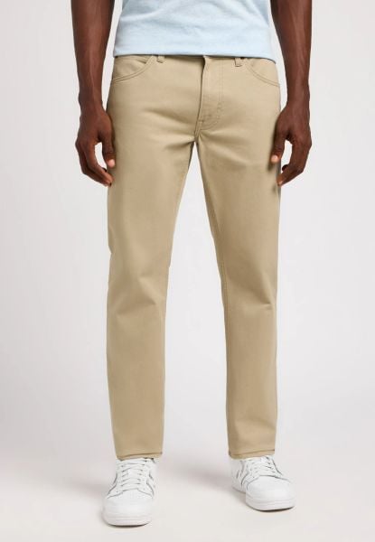 MESKIE SPODNIE MATERIALOWE LEE DAREN ZIP FLY KANSAS CITY KHAKI 112349219. Brązowe spodnie materiałowe męskie Lee, bez wzorów, z materiału. Za 219.99 zł.