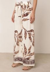 Brązowe Spodnie Wiskozowe Szerokie z Florystycznym Motywem Casual Nelinore. Brązowe spodnie materiałowe damskie Born2be, bez wzorów, z jeansu, casualowe. Za 49.99 zł.