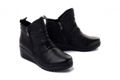 COMFORTABEL 960232-01 schwarz, botki damskie. Czarne botki damskie Comfortabel, na zimę, bez wzorów, bez obcasa, na koturnie, bez zapięcia. Za 419.90 zł.