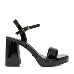 Sandały DeeZee. Czarne sandały damskie DeeZee, bez wzorów, bez obcasa, na słupku, bez zapięcia. Za 159.99 zł.