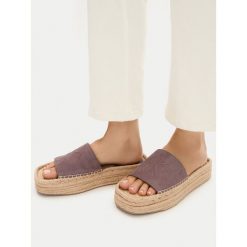 Klapki Calvin Klein. Brązowe klapki damskie Calvin Klein, bez wzorów, bez obcasa, bez zapięcia. Za 262.99 zł.