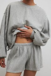 Spodenki z dzianiny strukturalnej w kolorze COOL GREY- SANDE-M/L. Szare szorty damskie Marsala, bez wzorów, z bawełny. Za 199.90 zł.