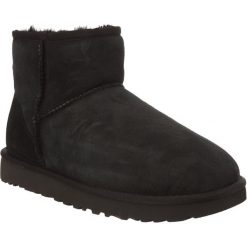 Ugg czarne Classic Mini Ii Black. Czarne śniegowce damskie UGG, z wełny, bez zapięcia. W wyprzedaży za 619.00 zł.