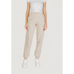 Spodnie Kobieta GUESS ACTIVE PRIMULA RHINESTONES JOGGER. Brązowe spodnie dresowe damskie Guess Active, z aplikacjami, sportowe, długie. W wyprzedaży za 307.50 zł.