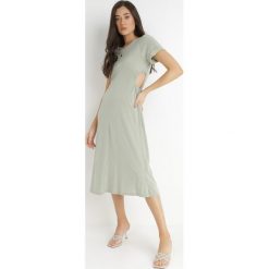 Zielona Sukienka Bawełniana Chipih. Zielone sukienki damskie Born2be, na lato, l, bez wzorów, z bawełny, eleganckie, bez kołnierzyka, bez ramiączek, midi. Za 29.99 zł.