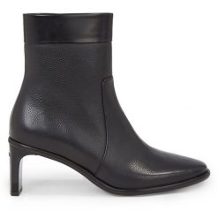 Botki Calvin Klein. Czarne botki damskie Calvin Klein, bez wzorów, bez obcasa, na słupku, bez zapięcia. Za 929.99 zł.