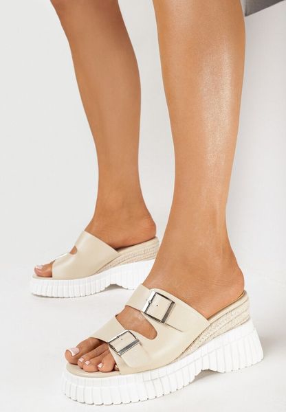 Beżowe Klapki na Koturnie Wsuwane z Klamrami przy Paseczkach Vezlira. Brązowe klapki damskie Born2be, na lato, bez wzorów, boho, bez obcasa, na koturnie, bez zapięcia. Za 109.99 zł.