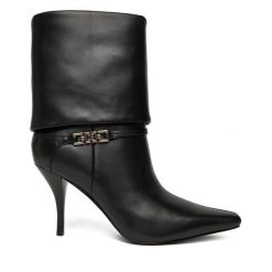 Botki Guess. Czarne botki damskie Guess, z aplikacjami, bez obcasa, na szpilce, bez zapięcia. Za 619.99 zł.