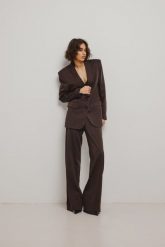 Klasyczne spodnie o prostym kroju w kolorze DARK BROWN - FORTH-S. Brązowe spodnie materiałowe damskie Marsala, bez wzorów, z elastanu, eleganckie. Za 399.90 zł.