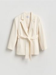 Marynarka z paskiem - złamana biel. Marynarki i żakiety damskie Reserved, bez wzorów, z tkaniny, bez kołnierzyka, bez ramiączek. Za 299.99 zł.