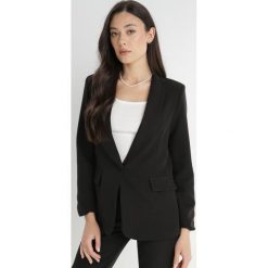 Czarna Marynarka Achon. Czarne marynarki i żakiety damskie Born2be, bez wzorów, z tkaniny, eleganckie, bez kołnierzyka, bez ramiączek. Za 109.99 zł.
