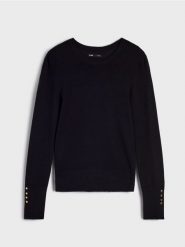 Sweter z ozdobnymi guzikami - czarny. Czarne swetry nierozpinane damskie Sinsay, l, bez wzorów, bez kołnierzyka, bez ramiączek. W wyprzedaży za 13.99 zł.