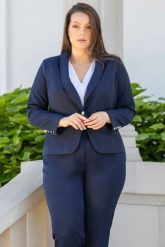 Żakiet elegancki wizytowy do kompletu MELA granatowy. Niebieskie marynarki i żakiety damskie KARKO, bez wzorów, z elastanu, eleganckie, bez kołnierzyka, bez ramiączek. Za 259.50 zł.