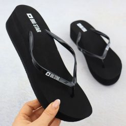 Klapki damskie japonki na koturnie czarne Big Star RR274A577. Czarne klapki damskie bez wzorów, z materiału, retro, bez obcasa, na koturnie, bez zapięcia. Za 166.30 zł.