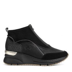 Botki Rieker. Czarne botki damskie Rieker, bez wzorów, bez obcasa, na koturnie, bez zapięcia. Za 349.99 zł.