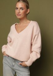 Różowy Sweter z Kaszmirem z Dekoltem w Serek Plenae. Czerwone swetry nierozpinane damskie Born2be, uniwersalny, bez wzorów, z kaszmiru, eleganckie, bez kołnierzyka, bez ramiączek. Za 129.99 zł.