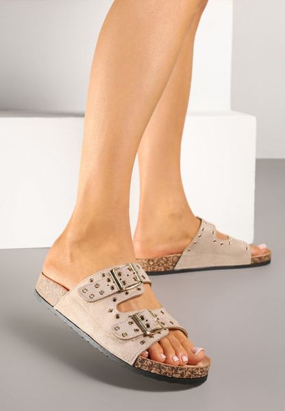 Ciemnobeżowe Klapki na Korkowej Platformie Ozdobione Nitami Nilindora. Brązowe klapki damskie Renee, z aplikacjami, bez obcasa, na platformie, bez zapięcia. Za 69.99 zł.